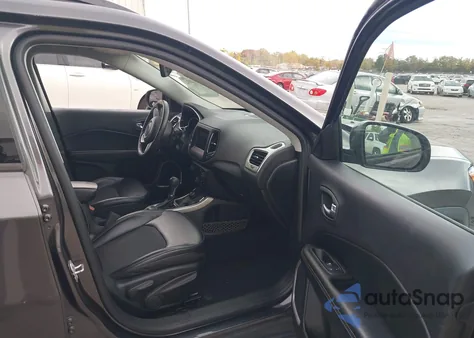 2018 Jeep Compass Latitude 4X4 z USA, uszkodzony, nr VIN 3C4NJDBBXJT398296